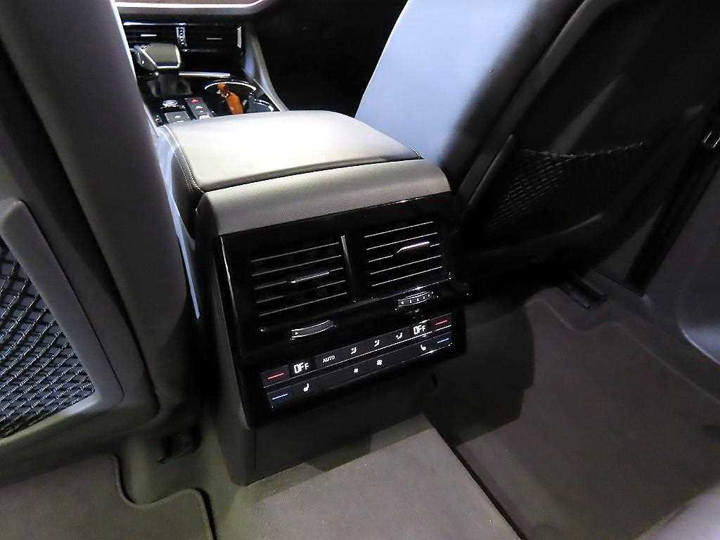 Volkswagen Touareg — photo 15