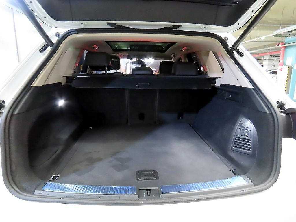 Volkswagen Touareg — photo 16