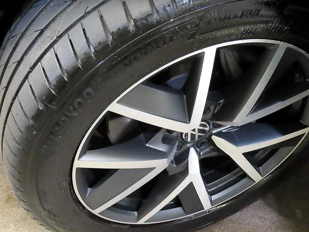 Volkswagen Touareg — photo 20