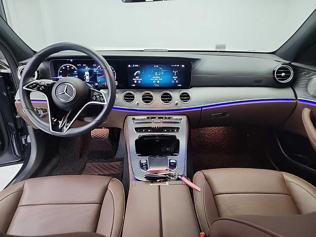 Mercedes-Benz E-Class — photo 08