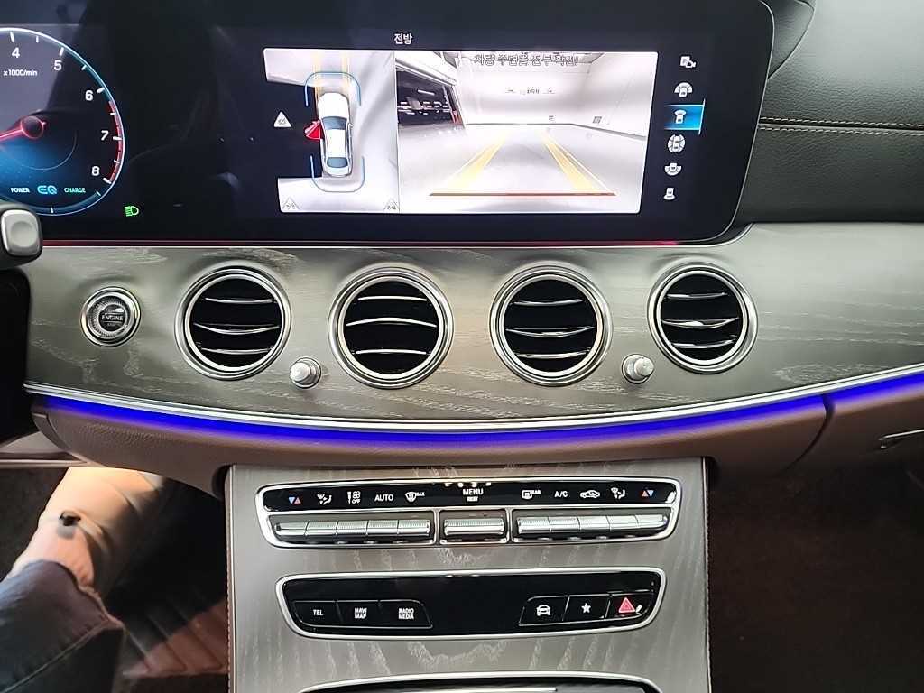 Mercedes-Benz E-Class — photo 11