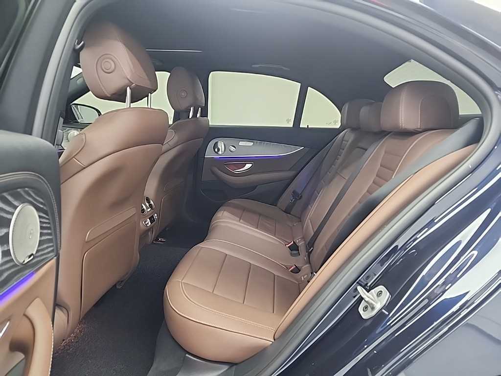 Mercedes-Benz E-Class — photo 12