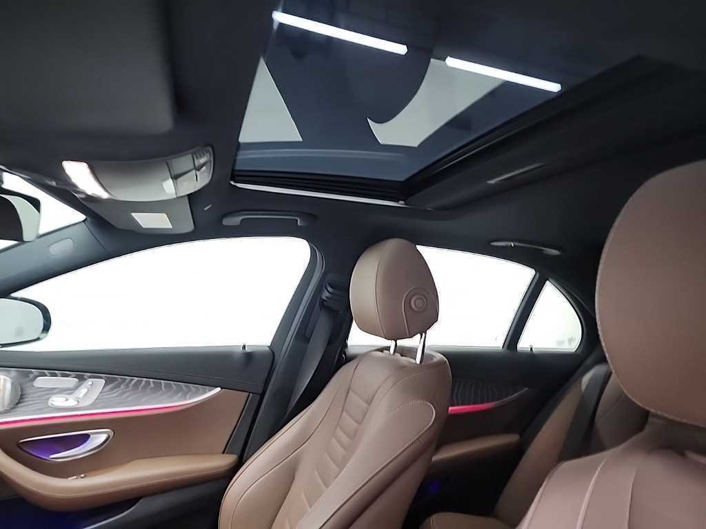 Mercedes-Benz E-Class — photo 15
