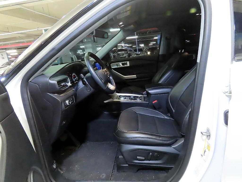 Ford Explorer — photo 06