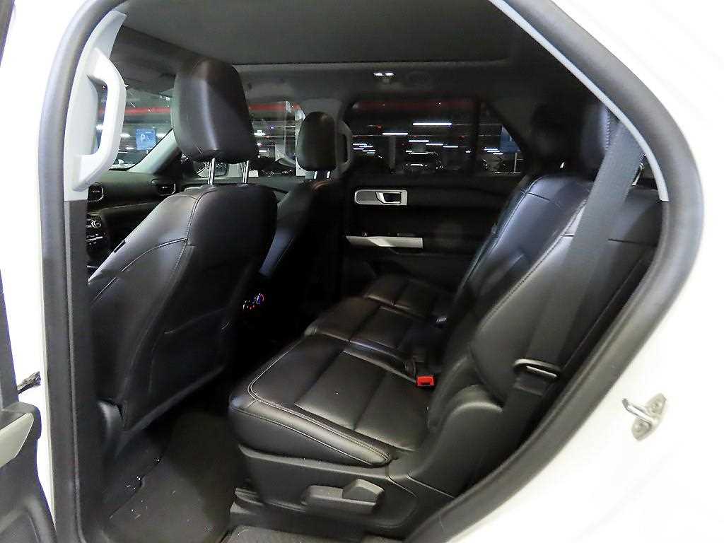 Ford Explorer — photo 07