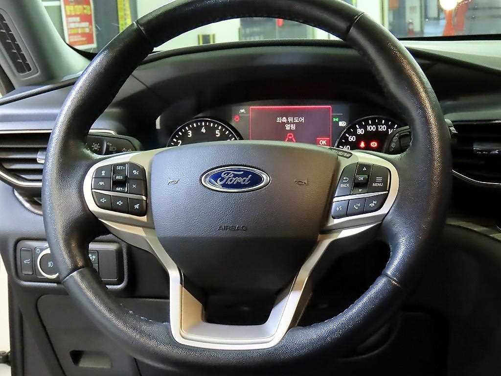 Ford Explorer — photo 08