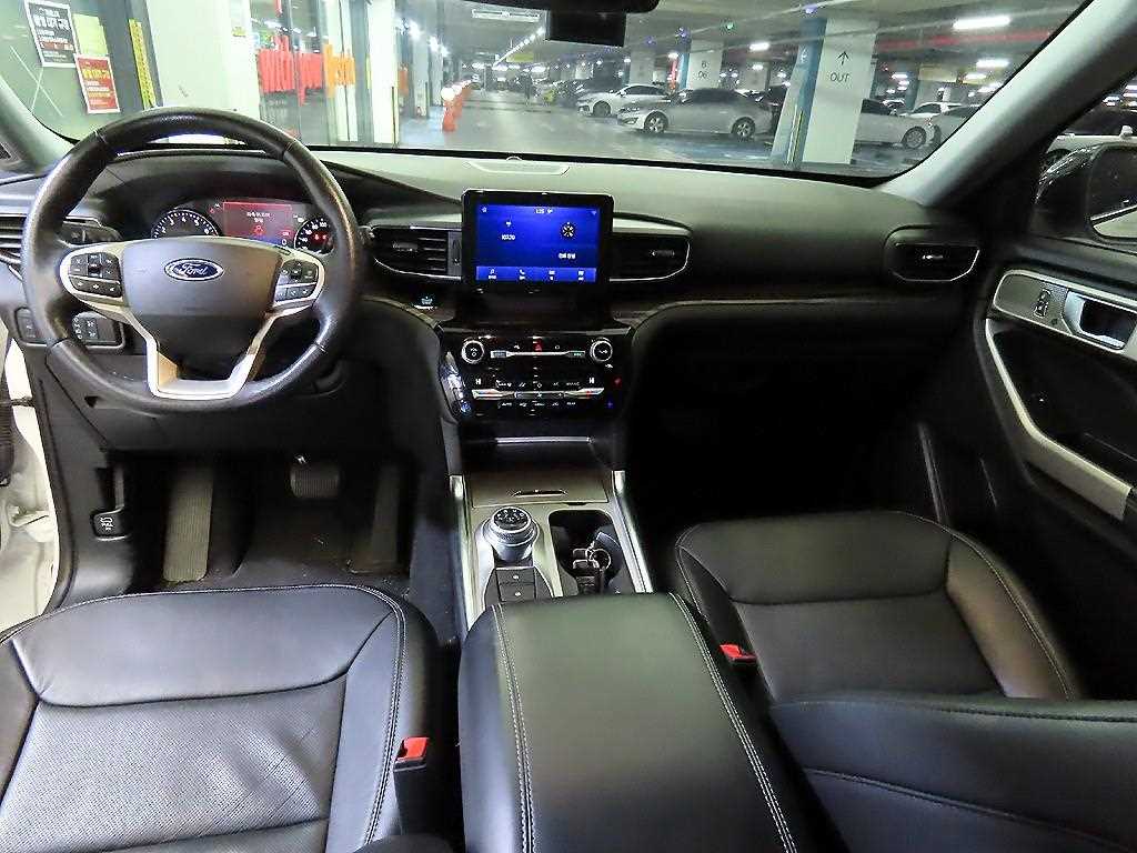 Ford Explorer — photo 10