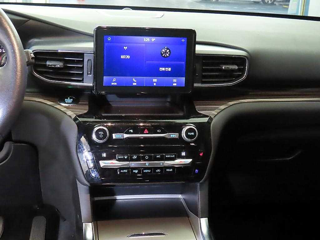 Ford Explorer — photo 11