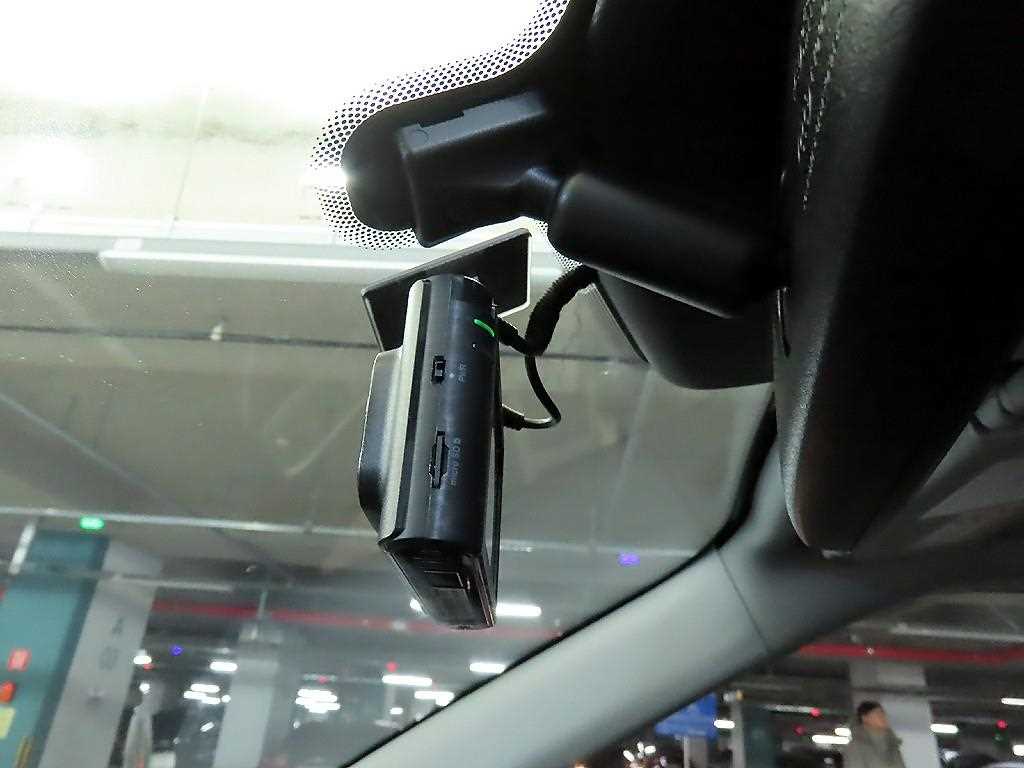 Ford Explorer — photo 14
