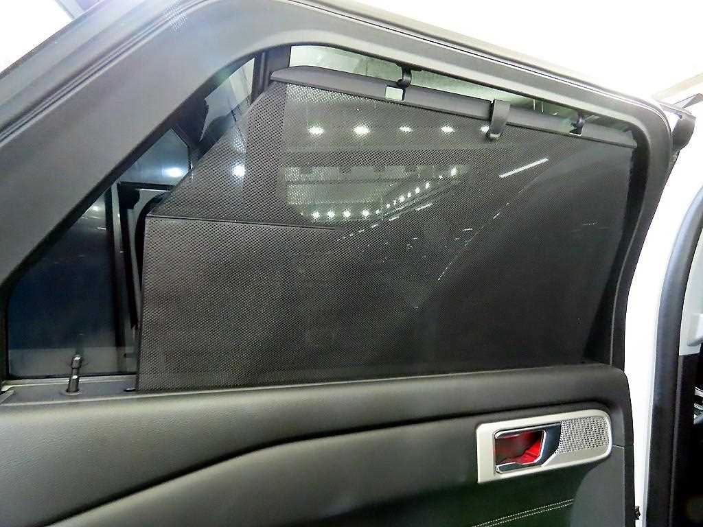 Ford Explorer — photo 15