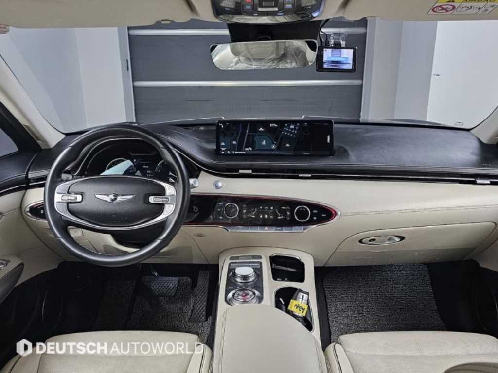 Genesis GV70 — photo 01