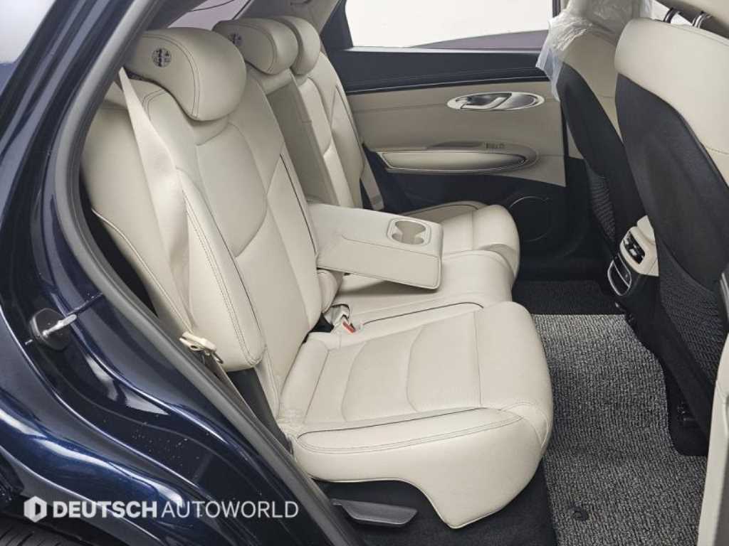 Genesis GV70 — photo 12