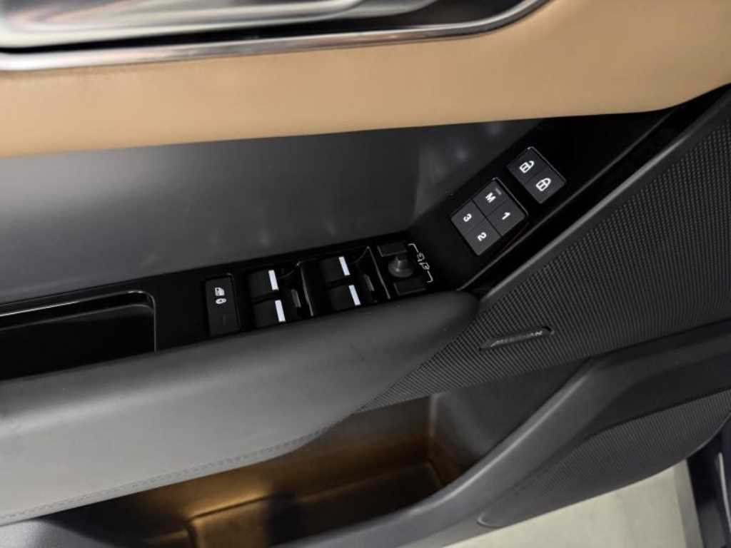 Land Rover Range Rover Velar — photo 14