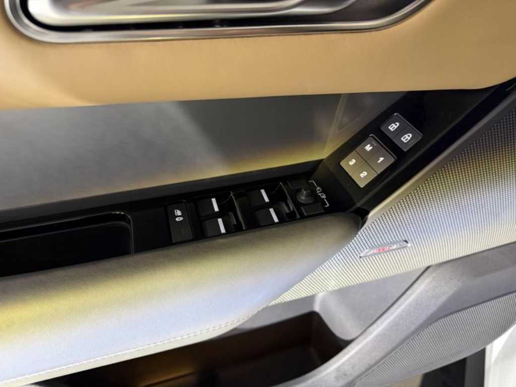 Land Rover Range Rover Velar — photo 14