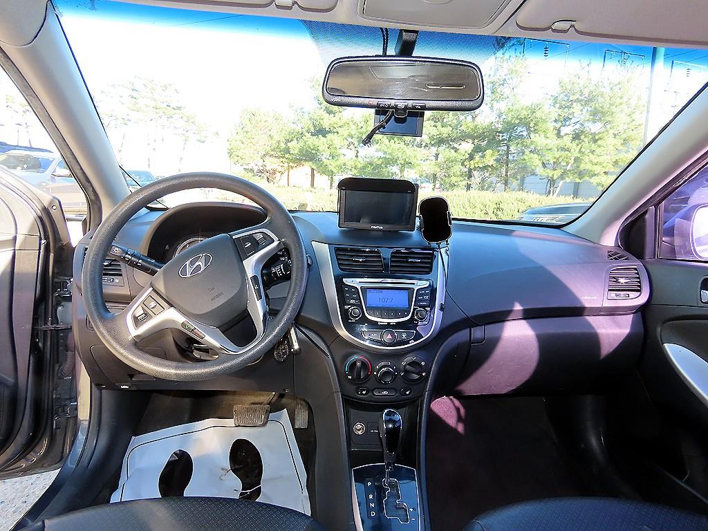 Hyundai Accent — photo 07