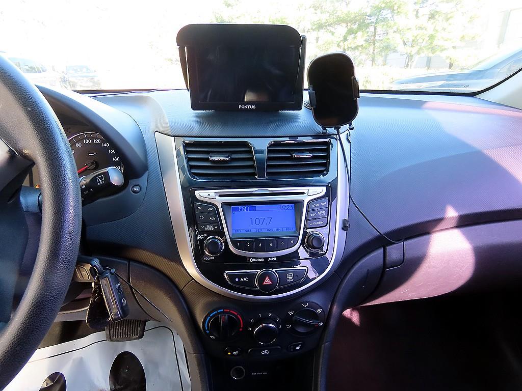 Hyundai Accent — photo 12