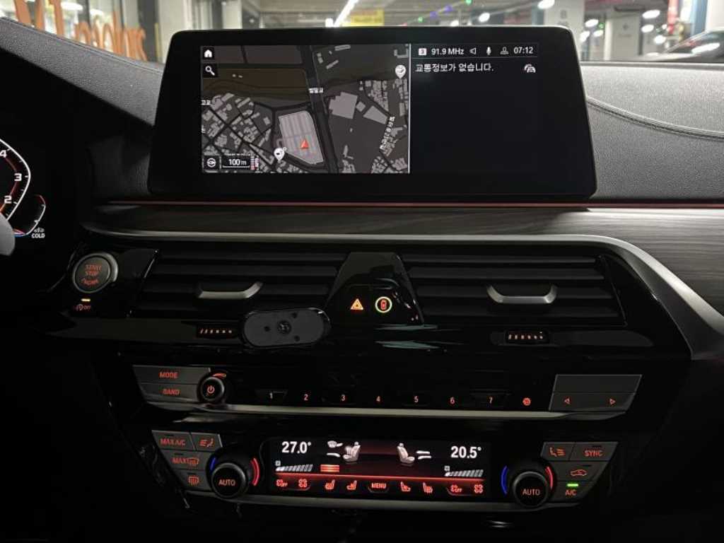 BMW 5-Series — photo 09