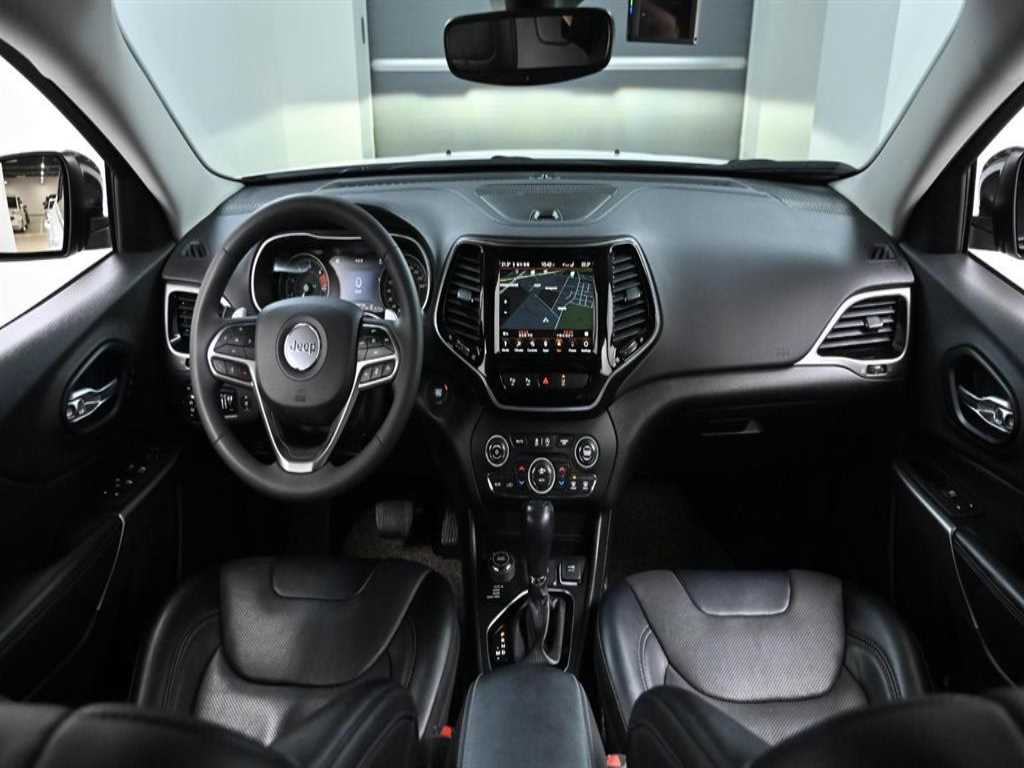Jeep Cherokee — photo 06