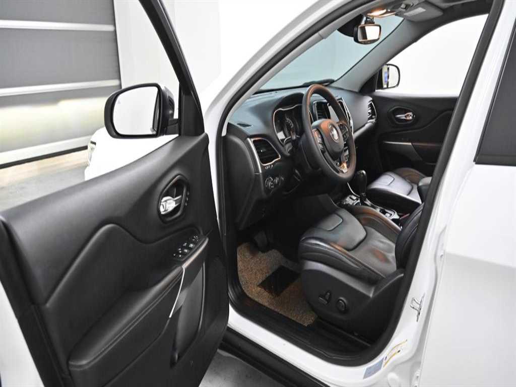 Jeep Cherokee — photo 10
