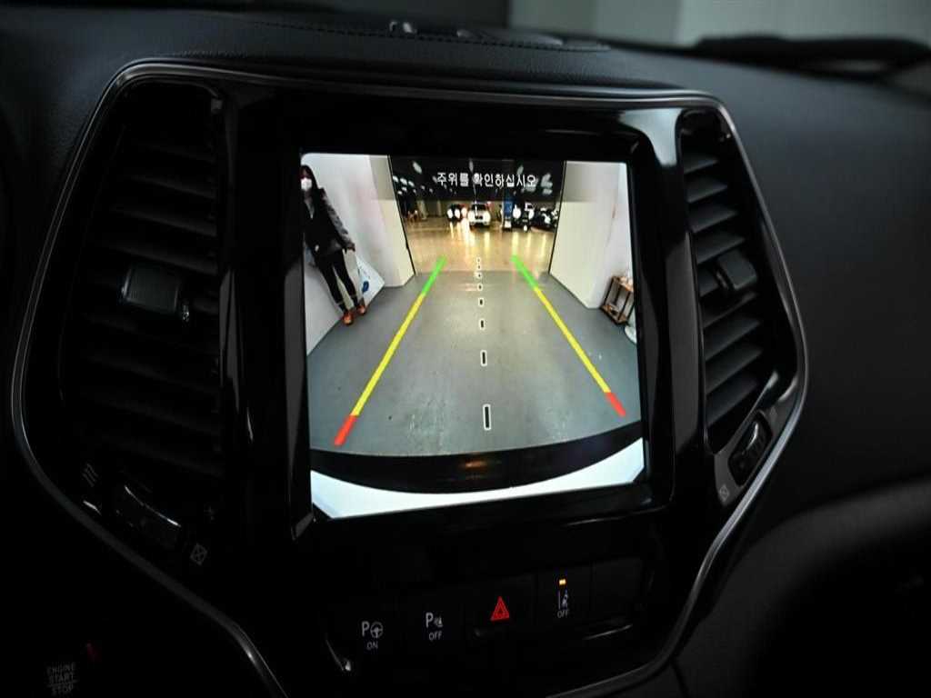 Jeep Cherokee — photo 12