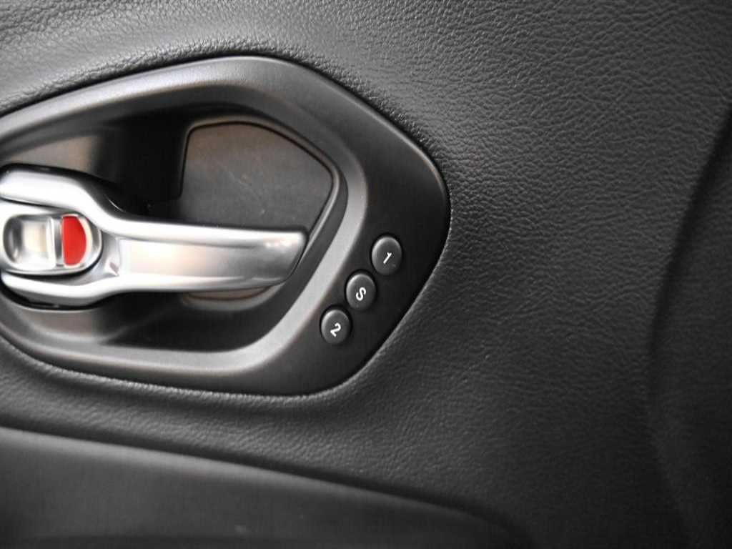 Jeep Cherokee — photo 13