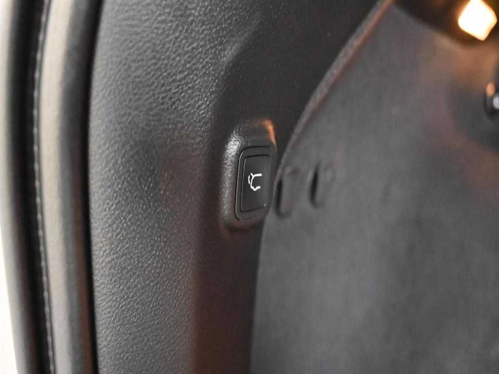 Jeep Cherokee — photo 17