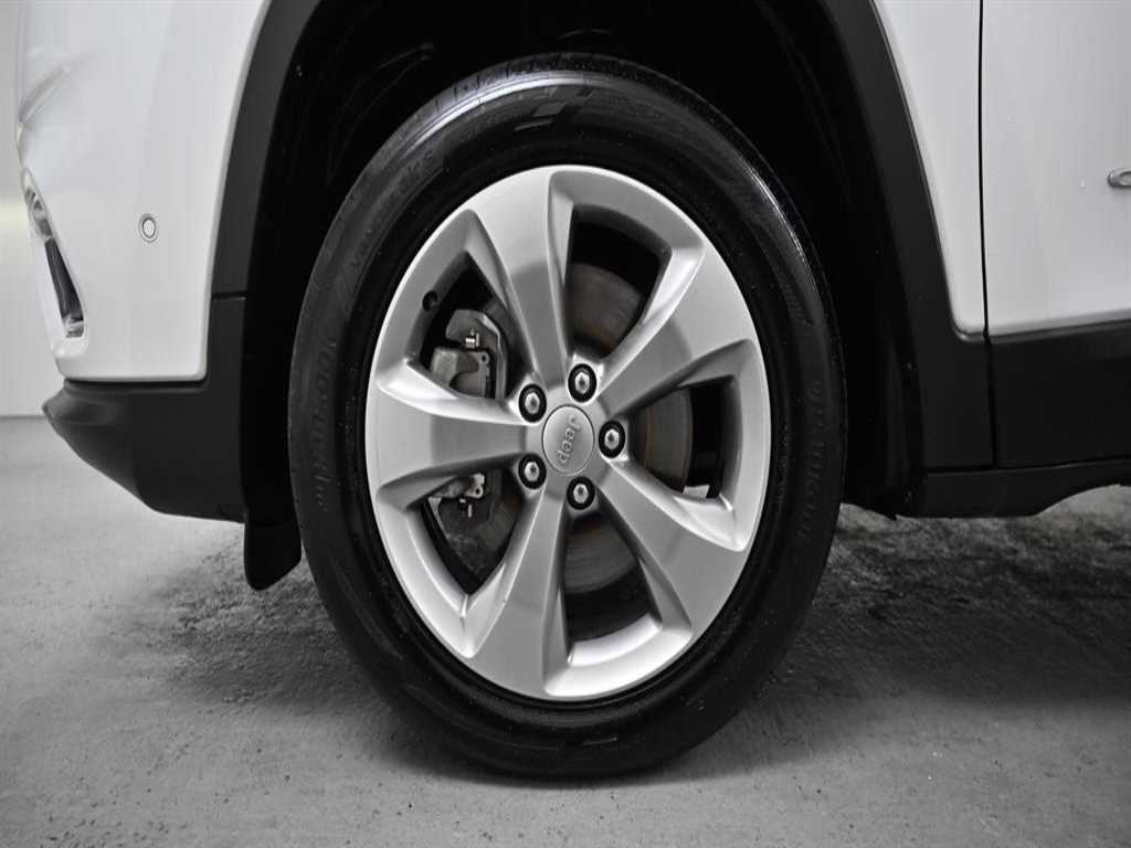 Jeep Cherokee — photo 18
