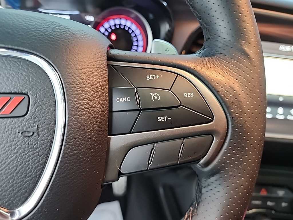 Dodge Challenger — photo 17