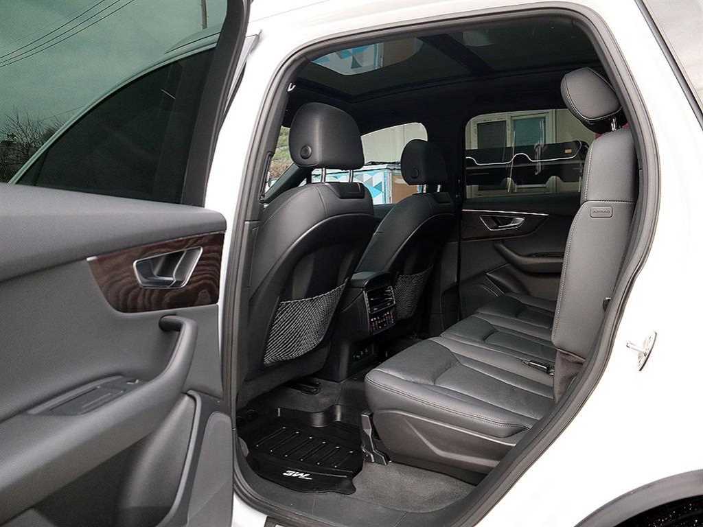 Audi Q7 — photo 08