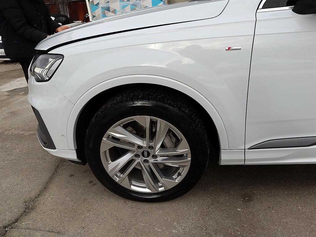 Audi Q7 — photo 20