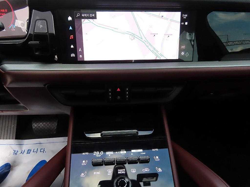 Porsche Cayenne — photo 12