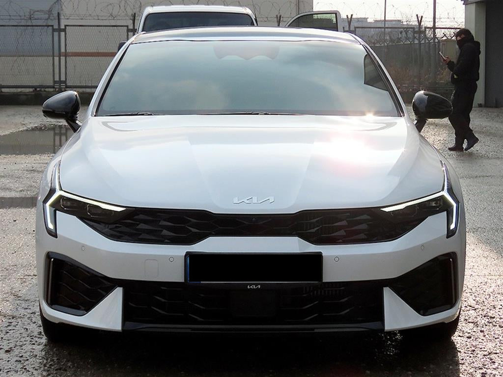 Kia K5 — photo 01