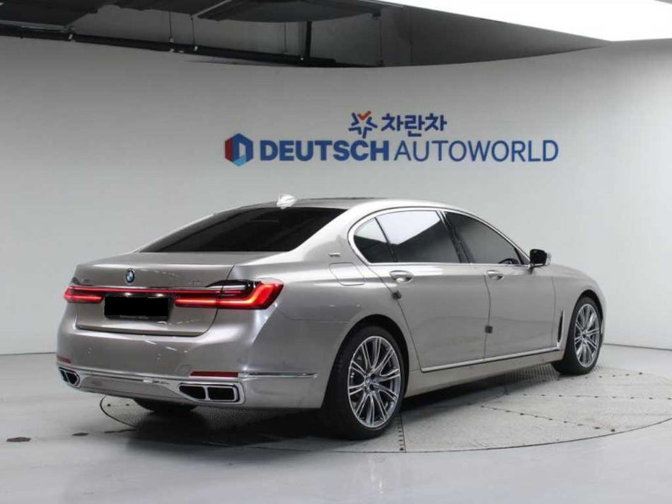 BMW 7-Series — photo 02
