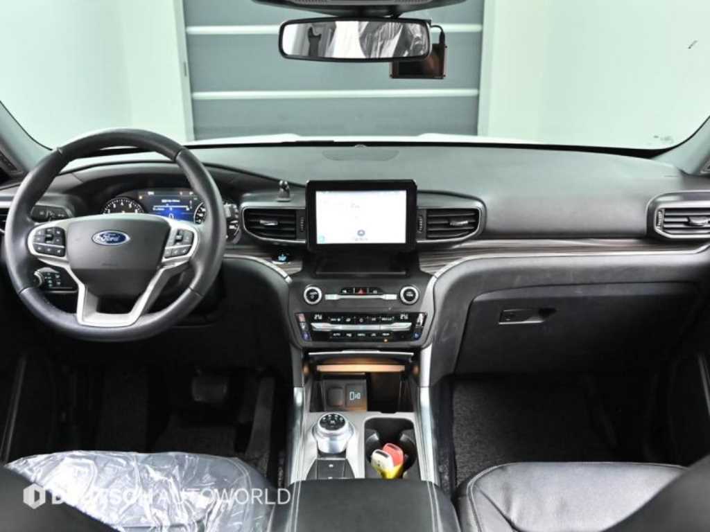 Ford Explorer — photo 07