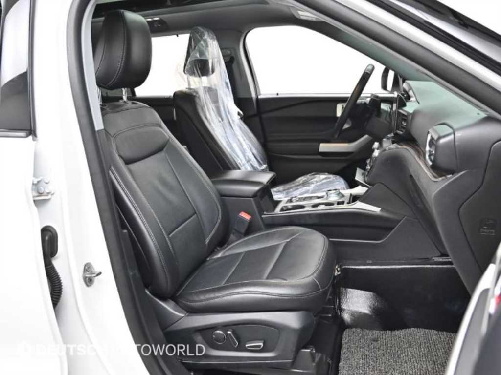 Ford Explorer — photo 10