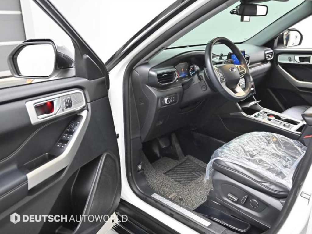 Ford Explorer — photo 11
