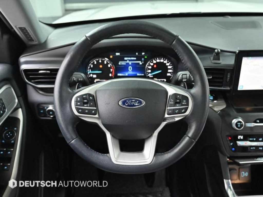 Ford Explorer — photo 13