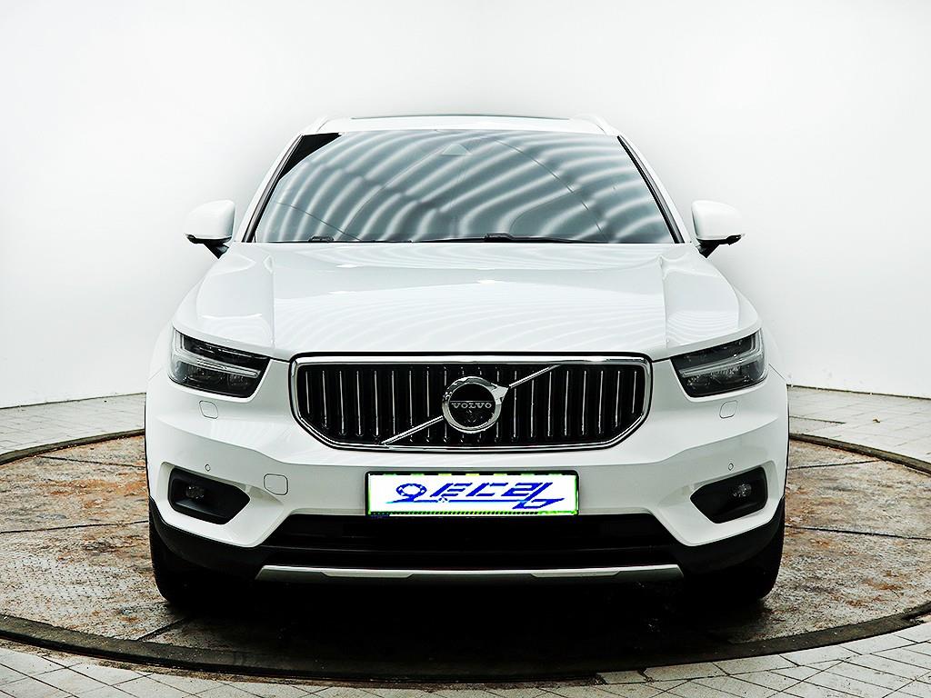 Volvo XC40 — photo 01