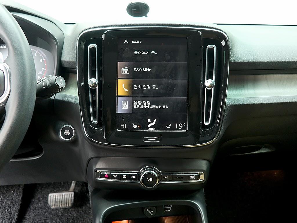 Volvo XC40 — photo 09