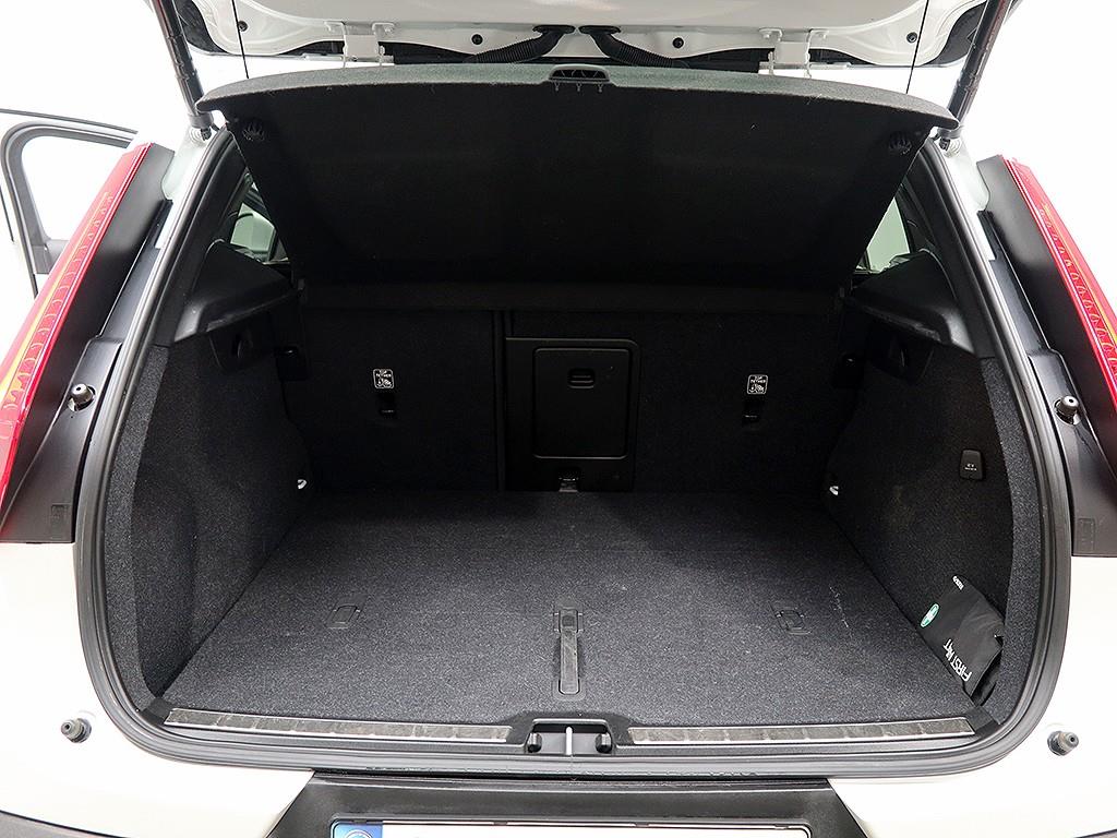 Volvo XC40 — photo 16