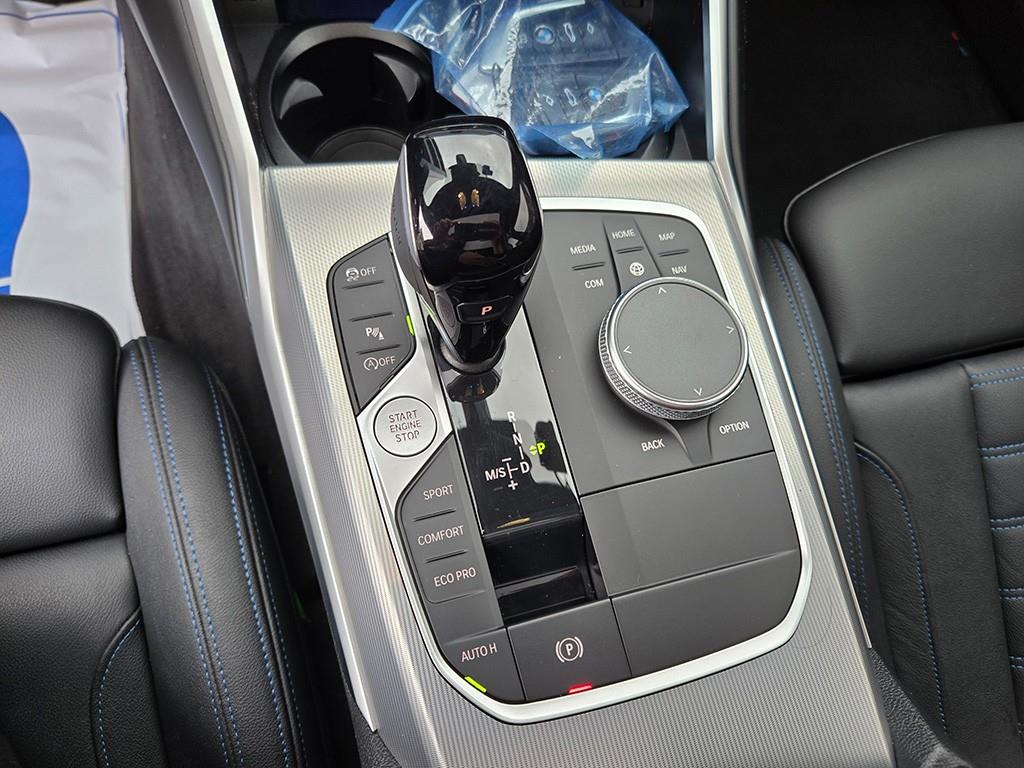 BMW 3-Series — photo 11