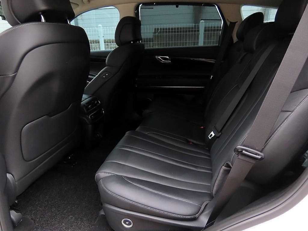 Genesis GV80 — photo 06