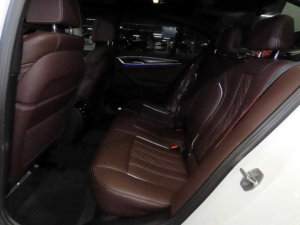 BMW 5-Series — photo 07