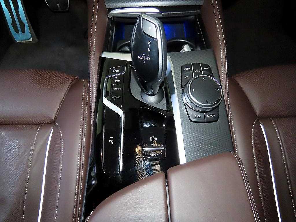 BMW 5-Series — photo 12