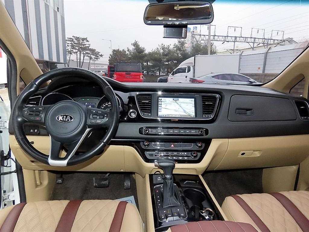 Kia Carnival — photo 07
