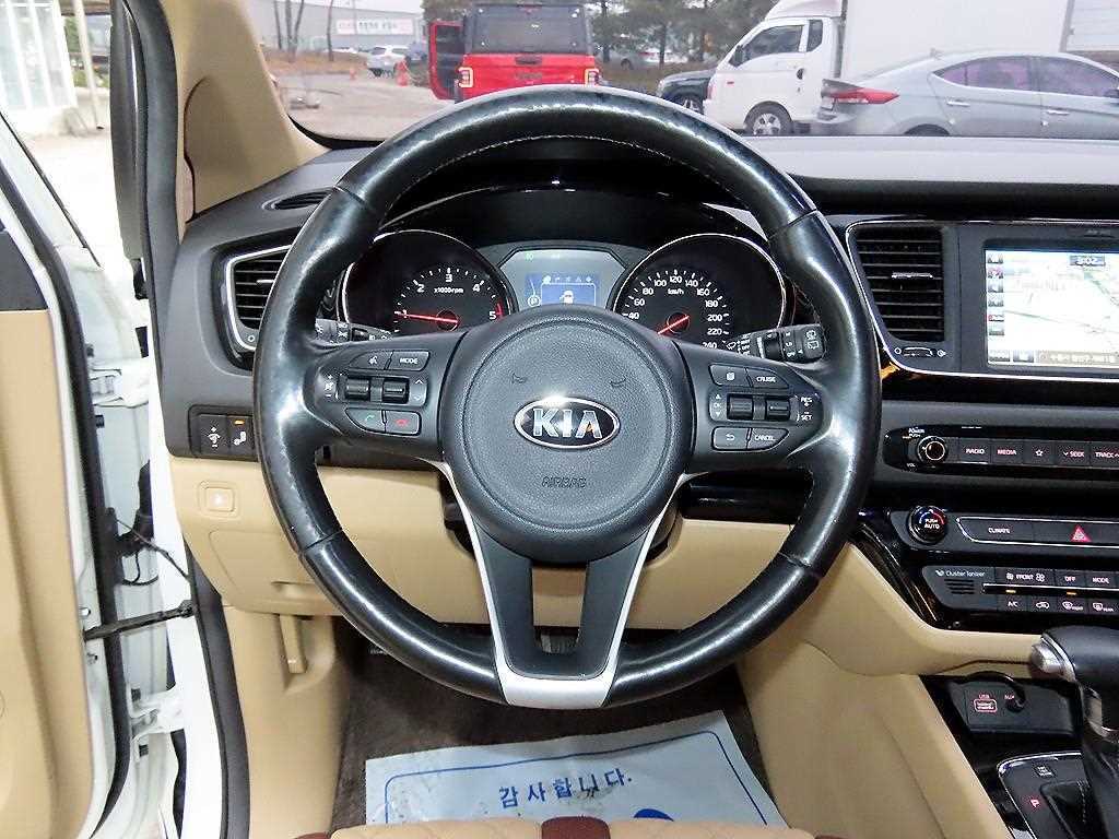 Kia Carnival — photo 08