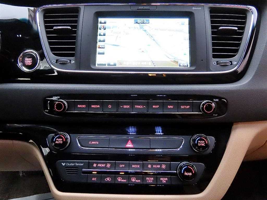 Kia Carnival — photo 12