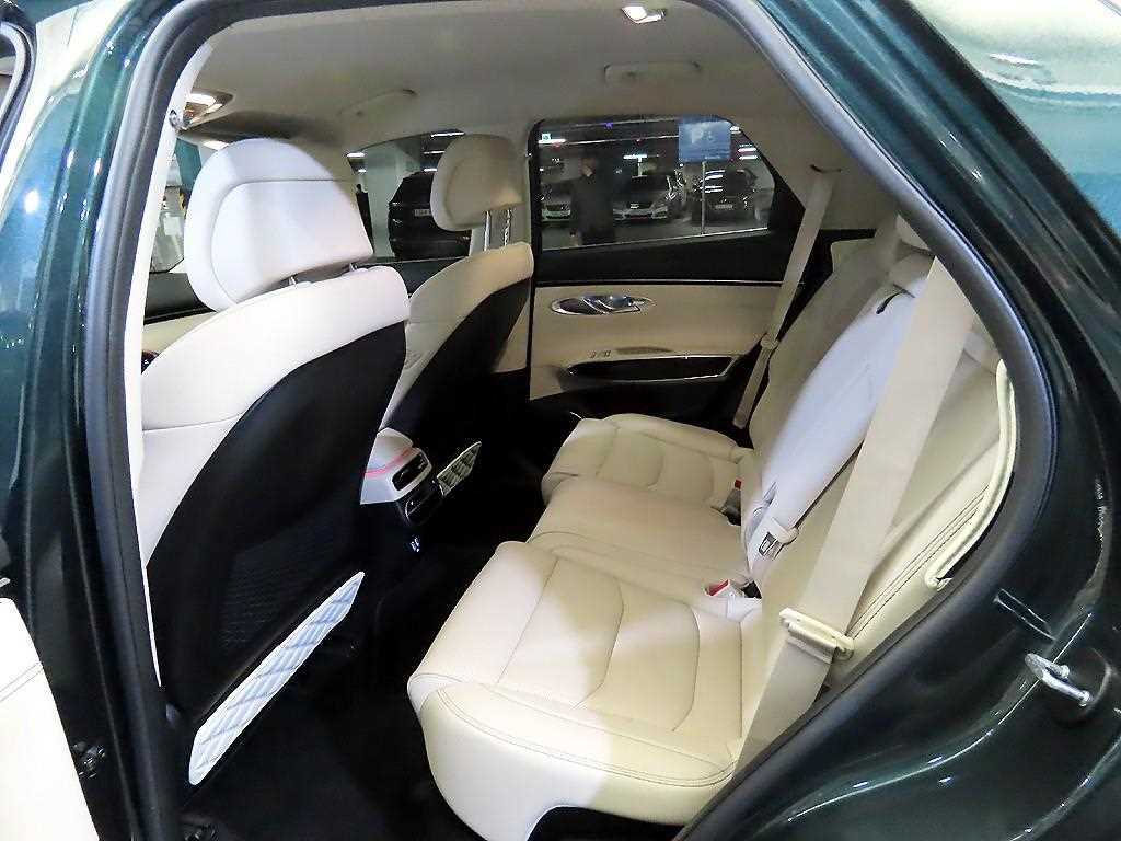 Genesis GV70 — photo 07