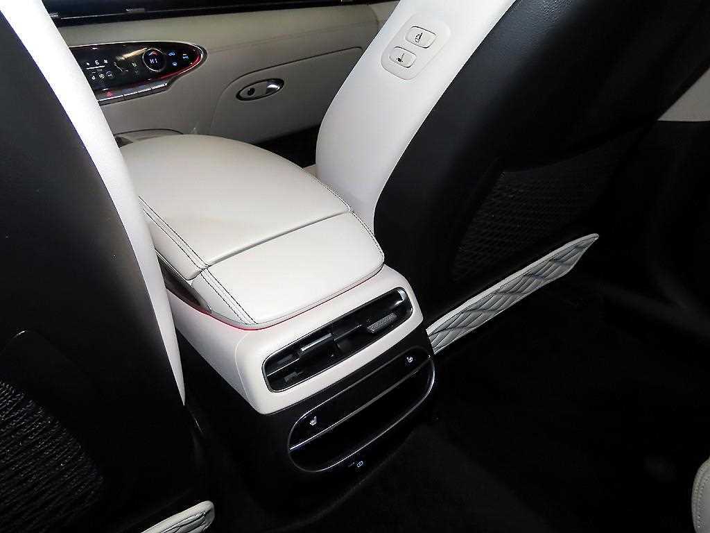 Genesis GV70 — photo 14
