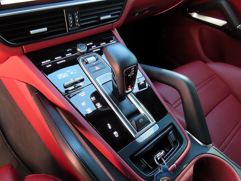 Porsche Cayenne — photo 11